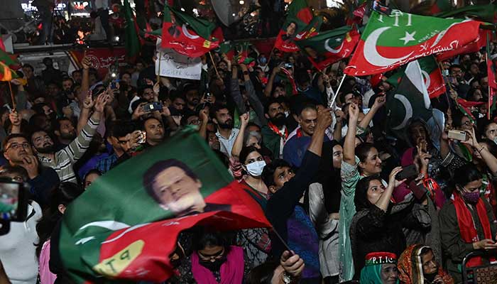 پاکستان کے سابق وزیر اعظم عمران خان کے حامی 5 نومبر 2022 کو لاہور میں خان پر قاتلانہ حملے کے خلاف احتجاج میں حصہ لے رہے ہیں۔  - اے ایف پی