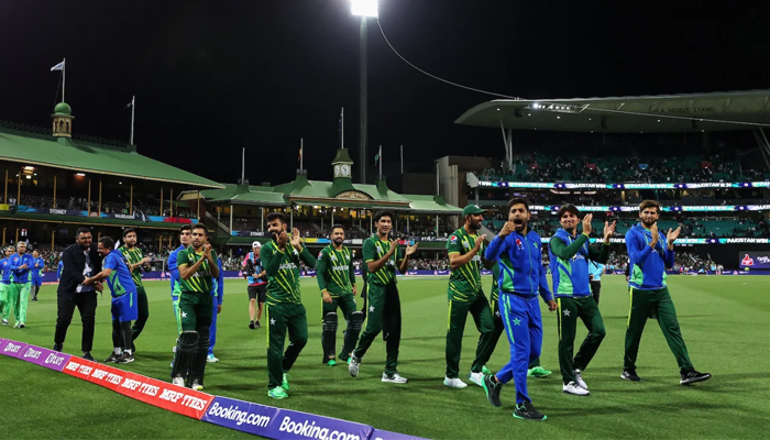 The Pakistan players thank their supporters after winning the semi-final, New Zealand vs Pakistan, T20 World Cup, 1st semi-final, Sydney, November 9, 2022. — ICC