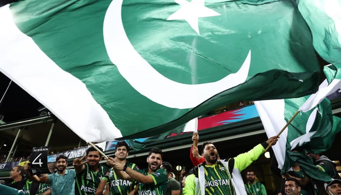 Pakistan fans had a lot to cheer about as their team dominated from start to finish, New Zealand vs Pakistan, T20 World Cup, 1st semi-final, Sydney, November 9, 202. — AFP