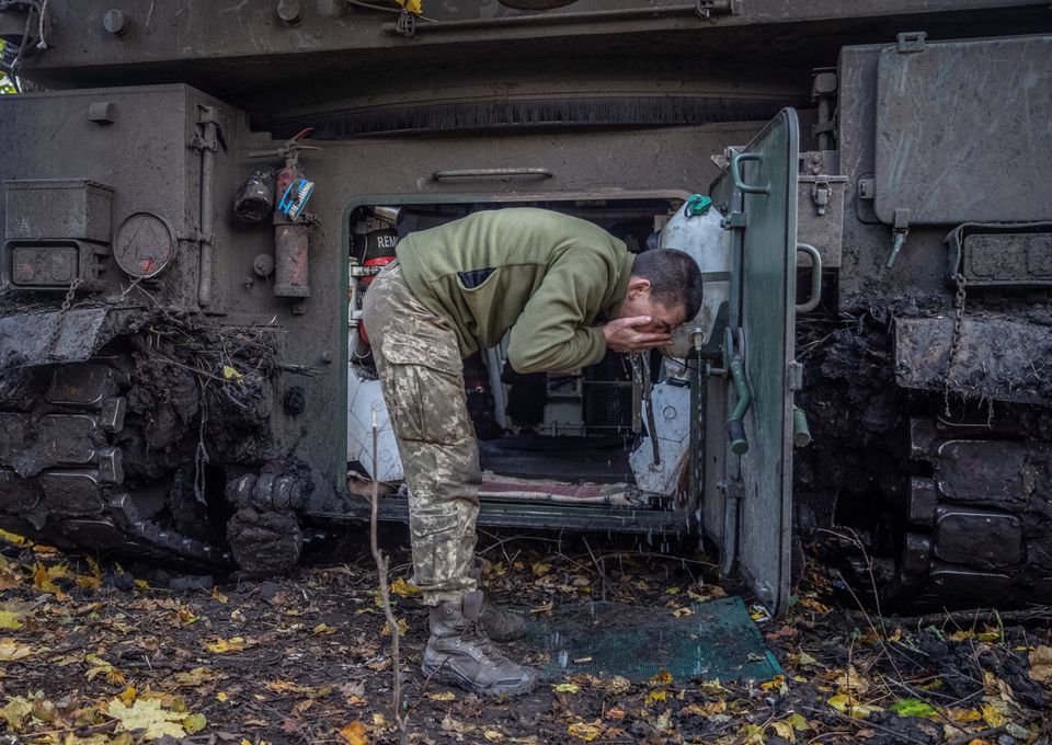 Prajurit Ukraina membasuh wajahnya di dekat howitzer Krab self-propelled Polandia setelah tembakan ke arah posisi Rusia, di tengah serangan Rusia ke Ukraina, di garis depan di wilayah Donetsk, Ukraina 8 November 2022.— Reuters