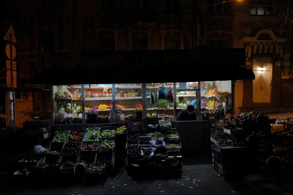 Seorang pedagang sayur menunggu pelanggan di toko daruratnya, saat serangan Rusia di Ukraina berlanjut, di Kyiv, Ukraina 7 November 2022.— Reuters
