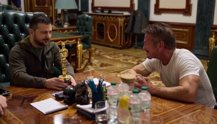 Sean Penn gifts Ukrainian President Volodymyr Zelensky an Oscar statuette: Video