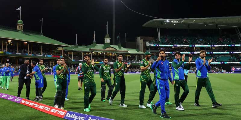 Para pemain Pakistan berterima kasih kepada pendukung mereka setelah memenangkan semifinal, Selandia Baru vs Pakistan, Piala Dunia T20, semifinal pertama, Sydney, 9 November 2022. — AFP