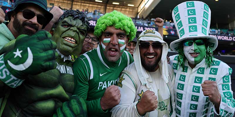 Fans Pakistan sangat bersorak karena tim mereka mendominasi dari awal hingga akhir, Selandia Baru vs Pakistan, Piala Dunia T20, semifinal pertama, Sydney, 9 November 2022. — AFP