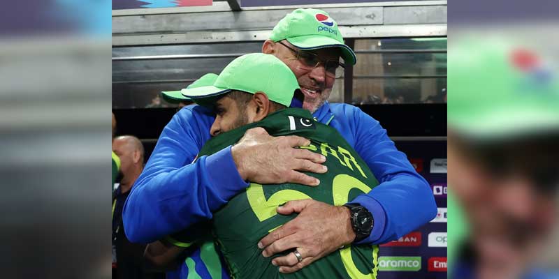 Matthew Hayden dan Babar Azam berpelukan setelah kemenangan Pakistan, Selandia Baru vs Pakistan, Piala Dunia T20 2022, Semi-Final Pertama Sydney, 9 November 2022. — ICC