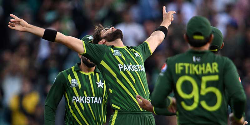 Pakistans Shaheen Shah Afridi (C) celebrates with teammates after the dismissal of New Zealands Finn Allen the ICC men´s Twenty20 World Cup 2022 semi-final cricket match between New Zealand and Pakistan at the Sydney Cricket Ground in Sydney on November 9, 2022. — AFP