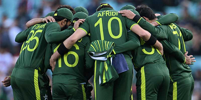 Para pemain Pakistan berkumpul menjelang pertandingan kriket semifinal Piala Dunia 2022 putra ICC Twenty20 antara Selandia Baru dan Pakistan di Sydney Cricket Ground di Sydney pada 9 November 2022. — AFP