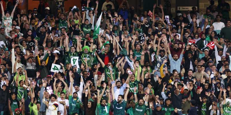 Pakistan supporters cheer ahead of the start of the ICC men´s Twenty20 World Cup 2022 semi-final cricket match between New Zealand and Pakistan at the Sydney Cricket Ground in Sydney on November 9, 2022. — AFP