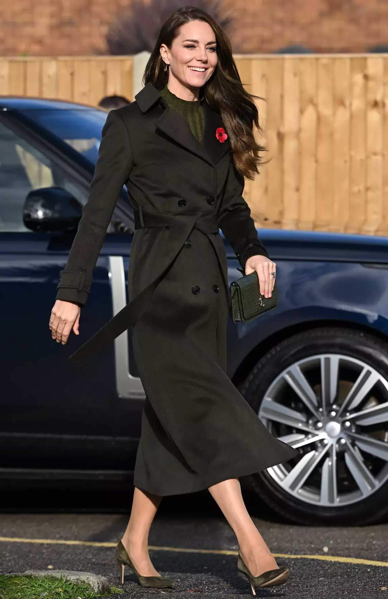 Kate Middleton leaves fans in awe as she flaunts her grace in dark olive coat