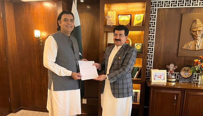 Senator Mustafa Nawaz Khokar submits his resignation to Senate Chairman Sadiq Sajrani at the formers office. — Twitter