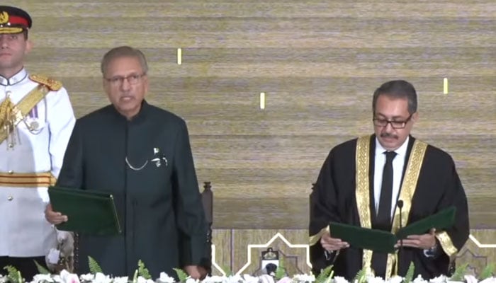 President Arif Alvi taking oath from Justice Aamer Farooq as Islamabad High Court chief justice. — Screengrab/PTV News