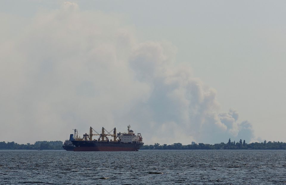 Asap mengepul di belakang kapal di Sungai Dnipro selama konflik Ukraina-Rusia di kota Kherson yang dikuasai Rusia, Ukraina 24 Juli 2022. — Reuters