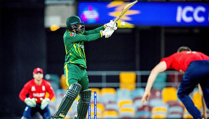 Mohammad Nawaz dari Pakistan melakukan pukulan selama pertandingan pemanasan kriket Piala Dunia 2022 ICCs Twenty20 antara Pakistan dan Inggris di Gabba di Brisbane pada 17 Oktober 2022. — AFP
