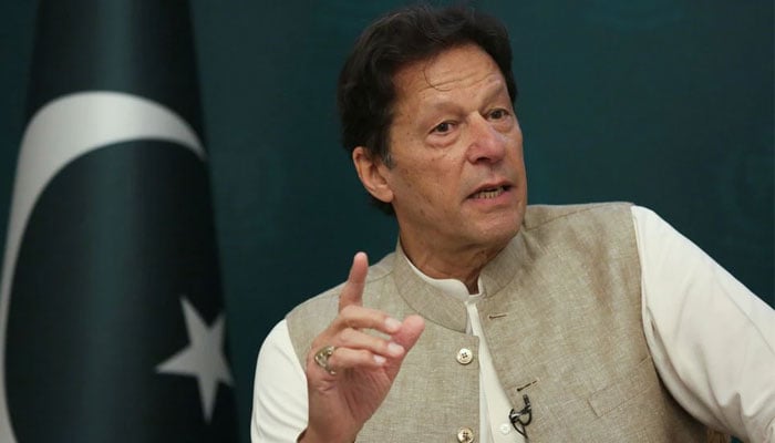 پاکستان کے وزیر اعظم عمران خان 4 جون 2021 کو اسلام آباد، پاکستان میں رائٹرز کے ساتھ ایک انٹرویو کے دوران گفتگو کر رہے ہیں۔ - رائٹرز