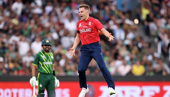 Bowlers memberi harapan saat Pakistan mempertahankan target kecil melawan Inggris di final Piala Dunia T20