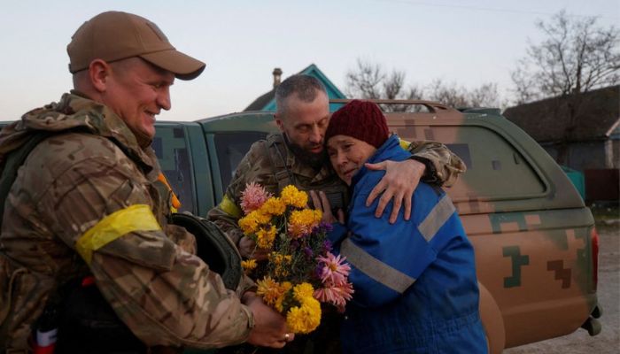 Local resident Valentyna Buhaiova embraces Ukrainian marines in the recently retaken village of Kyselivka, outside of Kherson, Ukraine November 12, 2022.— Reuters