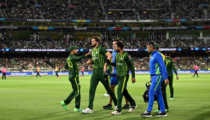 Pakistans Shaheen Shah Afridi (C) walks off the field after injury during the ICC mens Twenty20 World Cup 2022 final cricket match England and Pakistan at The Melbourne Cricket Ground (MCG) in Melbourne on November 13, 2022. — AFP