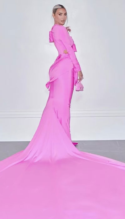 Kim Kardashian shfaq figurën e orës së rërës me një fustan mahnitës rozë të nxehtë në Baby2Baby Gala