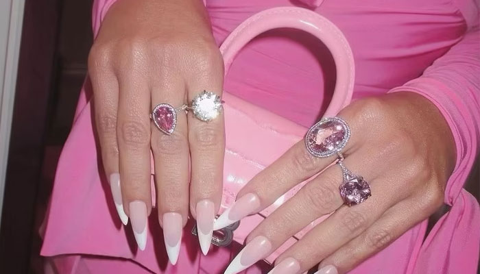 Kim Kardashian shfaq figurën e orës së rërës me një fustan mahnitës rozë të nxehtë në Baby2Baby Gala
