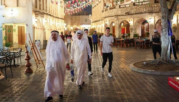 Jabat tangan, sepatu, dan cangkir kopi: Etiket penting Qatar