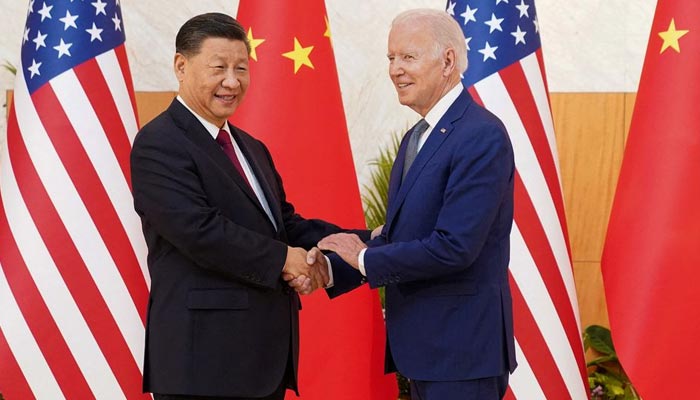 امریکی صدر جو بائیڈن چینی صدر شی جن پنگ سے مصافحہ کر رہے ہیں جب وہ 14 نومبر 2022 کو بالی، انڈونیشیا میں جی 20 سربراہی اجلاس کے موقع پر ملاقات کر رہے ہیں۔ — رائٹرز