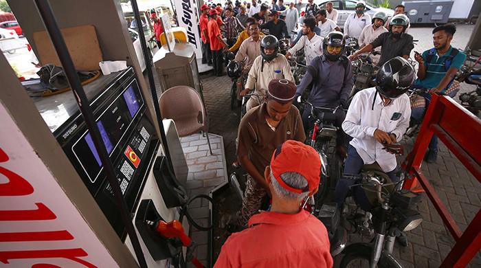 Petrol prices in Pakistan to stay high in next fortnightly review  Petrol prices in Pakistan to stay high in next fortnightly review
