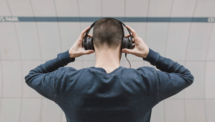 Headphone, tempat kebisingan yang keras dapat menyebabkan gangguan pendengaran: belajar