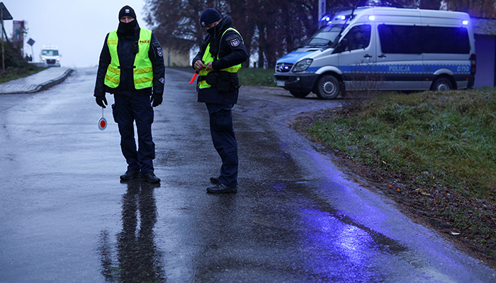 Petugas polisi berdiri di blokade setelah ledakan di Przewodow, sebuah desa di Polandia timur dekat perbatasan dengan Ukraina, 16 November 2022. — Reuters