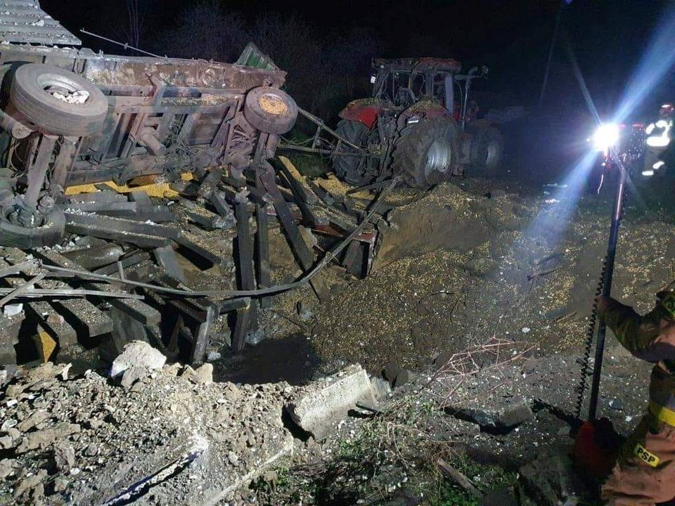 Pemandangan menunjukkan kerusakan setelah ledakan di Przewodow, sebuah desa di Polandia timur dekat perbatasan dengan Ukraina, dalam gambar ini diperoleh dari media sosial oleh Reuters yang dirilis pada 15 November 2022.— Reuters