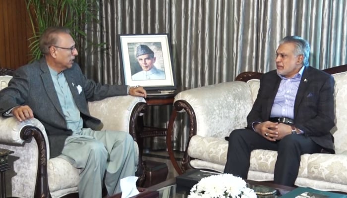 Federal Minister for Finance and Revenue Senator Mohammad Ishaq Dar (right) holds a meeting with President Arif Alvi at the Aiwan-e-Sadr in Islamabad, on November 18, 2022. — Presidents Secretariat