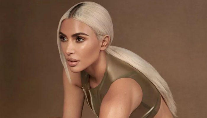 Kim Kardashian faces trolling over photoshop fail, fans spot third thigh in new snaps