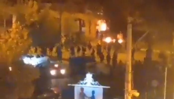Demonstran Iran membakar rumah mendiang pemimpin Khomeini
