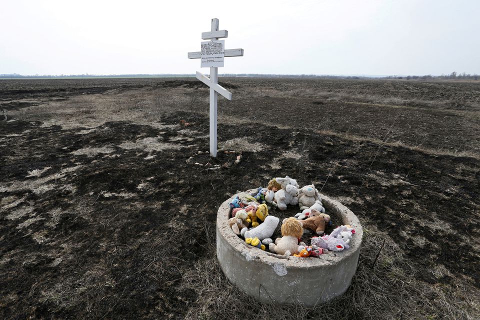 9 مارچ 2020 کو یوکرائن کے علاقے ڈونیٹسک کے گاؤں روزسیپن میں ملائیشیا ایئر لائنز کی پرواز MH17 طیارے کے حادثے کے متاثرین کی یاد میں کھلونے کراس کے قریب رکھے گئے ہیں۔— رائٹرز