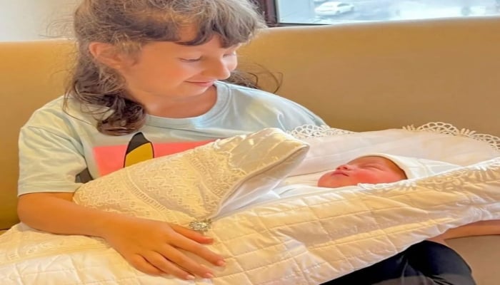 Nooreh Shehroze asks Syeda Zahra to give her a Hi-five