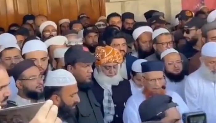 مفتی تقی عثمانی (درمیان) 20 نومبر 2022 کو دارالعلوم، کراچی میں اپنے بھائی، پاکستان کے عظیم مفتی مولانا رفیع عثمانی کی نماز جنازہ پڑھ رہے ہیں۔ — Twitter