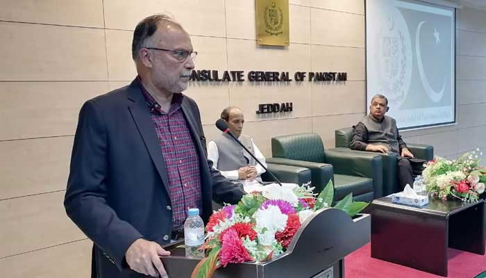 Ahsan Iqbal, the minister of planning, development and special initiatives, addressing Pakistani community at Pakistans consulate in Jeddah on November 20, 2022. — Twitter/@betterpakistan