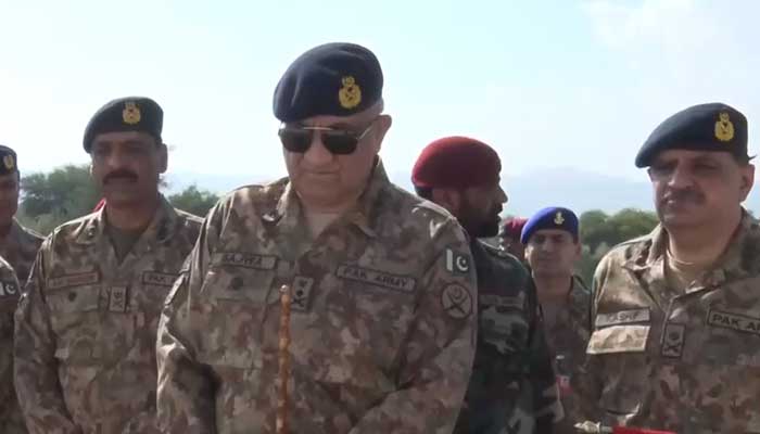 Chief of Army Staff (COAS) General Qamar Javed Bajwa inaugurates a pre- fabricated village constructed for the flood-affected people in Balochistan’s Lasbella. — ISPR/screengrab