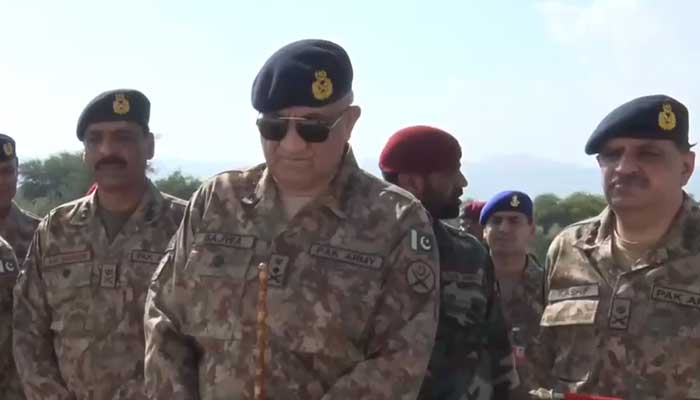 Chief of Army Staff (COAS) General Qamar Javed Bajwa inaugurates a pre- fabricated village constructed for the flood-affected people in Balochistan’s Lasbella.— ISPR/screengrab