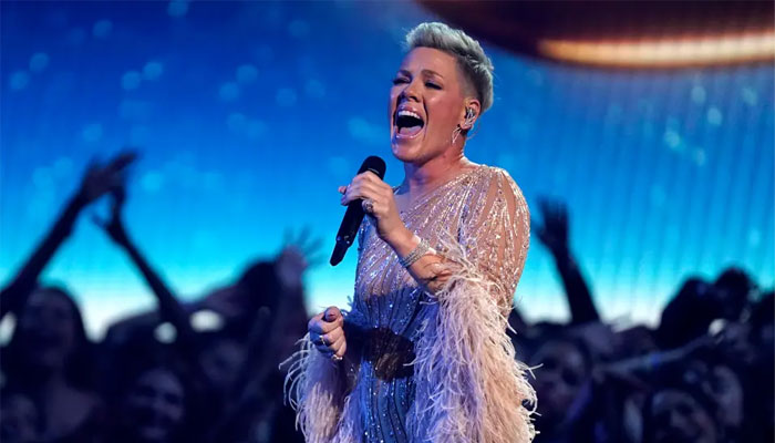 P!nk belts out a powerful tribute to Olivia Newton-John at AMAs