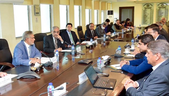 Finance Minister Ishaq Dar in a meeting with a delegation of the Pakistan Sugar Mills Association on November 21, 2022. PID