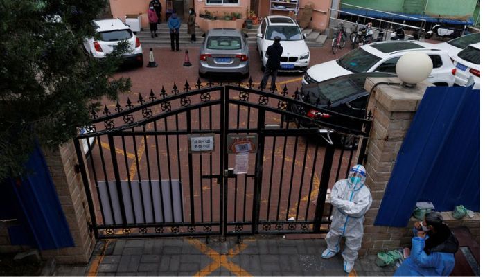 A pandemic prevention worker in a protective suit keeps watch at a residential compound after it was locked down as outbreaks of coronavirus disease (COVID-19) continue in Beijing, November 18, 2022.— Reuters