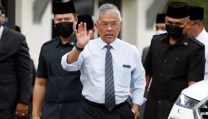 Malaysian King Sultan Abdullah Sultan Ahmad Shah waves to media members waiting outside the National Palace in Kuala Lumpur, Malaysia November 21, 2022.— Reuters