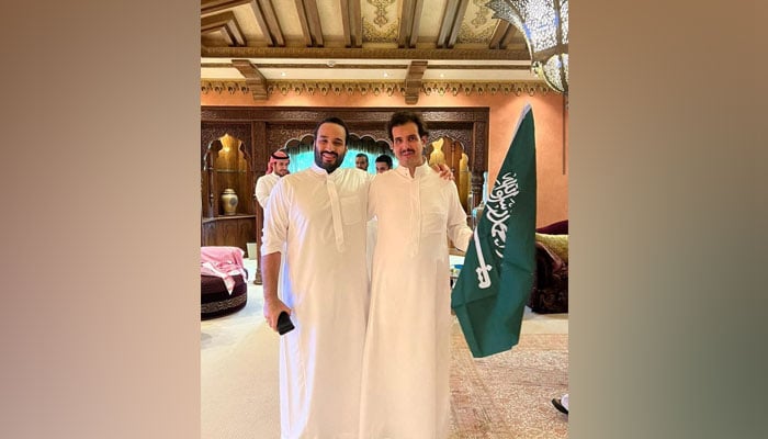 Putra Mahkota Arab Saudi Mohammed bin Salman dan Pangeran Saud bin Salman berfoto saat mereka merayakan setelah tim negara mereka mengalahkan Argentina selama Piala Dunia FIFA Qatar 2022, di Riyadh, Arab Saudi, 22 November 2022. — Atas perkenan Kerajaan Saudi Pengadilan/Handout melalui Reuters