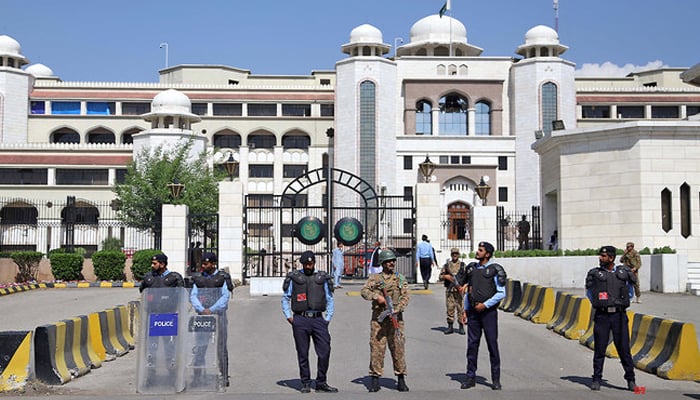 Security officials stand guard outside Pakistans Prime Minister Office secretariat in Islamabad, Pakistan, on April 8, 2019. — Online/File