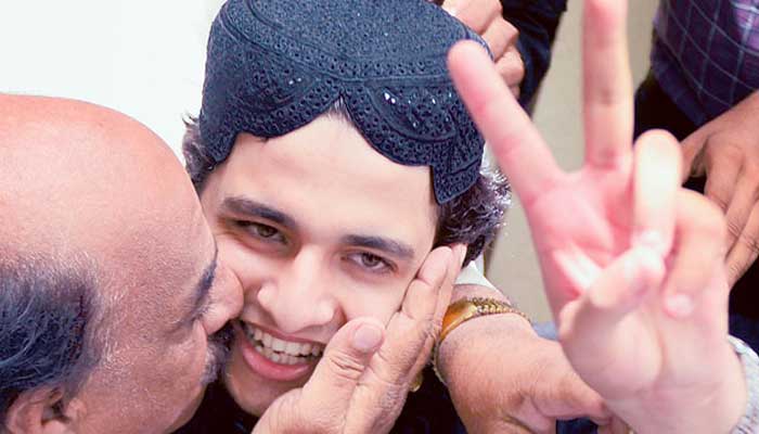 Shahrukh Jatoi gestures a victory sign after leaving court in June 2013. — AFP/File