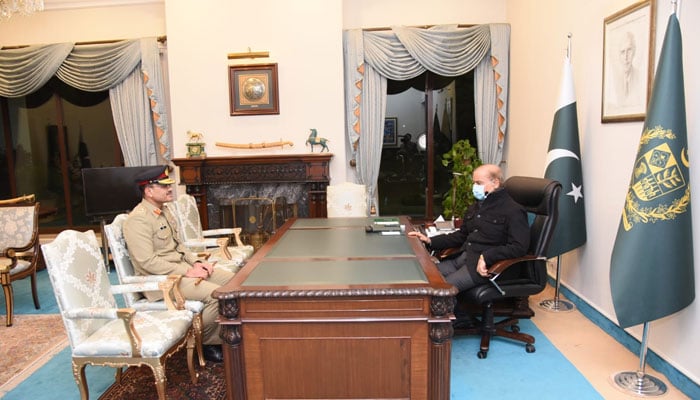 جنرل عاصم منیر 24 نومبر 2022 کو اسلام آباد میں وزیر اعظم کے دفتر میں وزیر اعظم شہباز شریف سے ملاقات کر رہے ہیں۔ - PTV