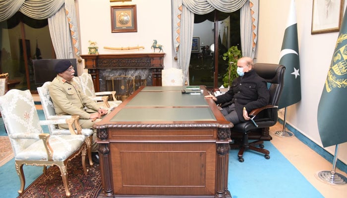General Sahir Shamshad Mirza meets Prime Minister Shehbaz Sharif at the PM's Office in Islamabad, on November 24, 2022. — PTV