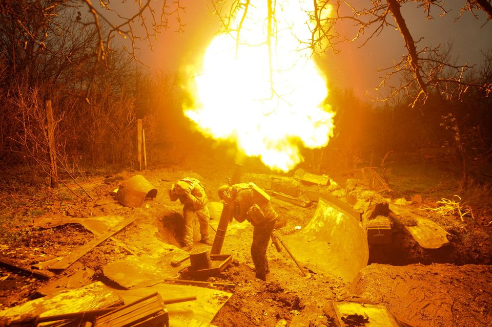 prajurit kranian menembakkan mortir ke garis depan, saat serangan Rusia ke Ukraina berlanjut, di wilayah Donetsk, Ukraina, dalam gambar selebaran yang dirilis 20 November 2022. .— Reuters
