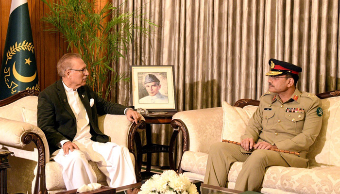 جنرل عاصم منیر 24 نومبر 2022 کو اسلام آباد کے ایوان صدر میں صدر عارف علوی سے ملاقات کر رہے ہیں۔ - PTV