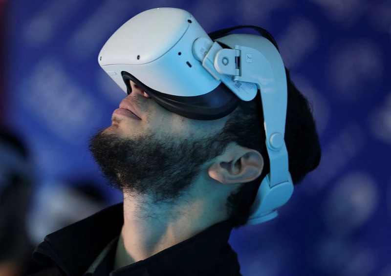 A Palestinian man wears virtual reality glasses inside a gaming store in Gaza City, November 16, 2022.— Reuters